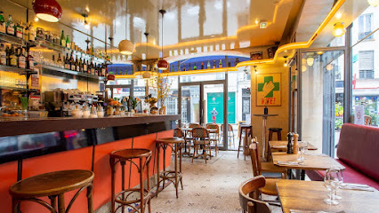 Le comptoir et les tables vides du Blainville