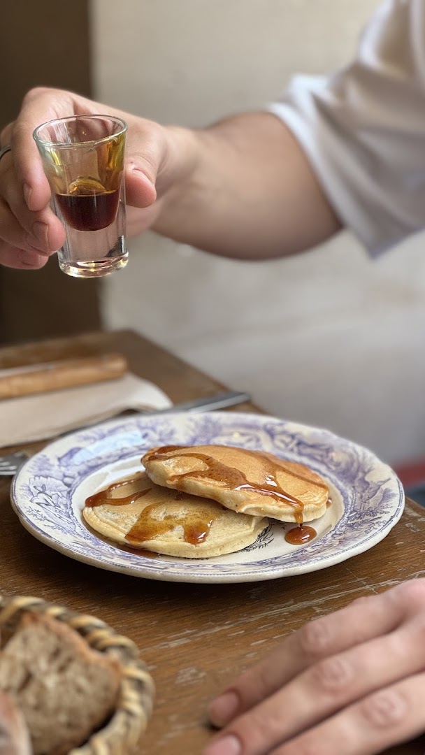 Des pancakes au sirop accompagnés d’un petit verre