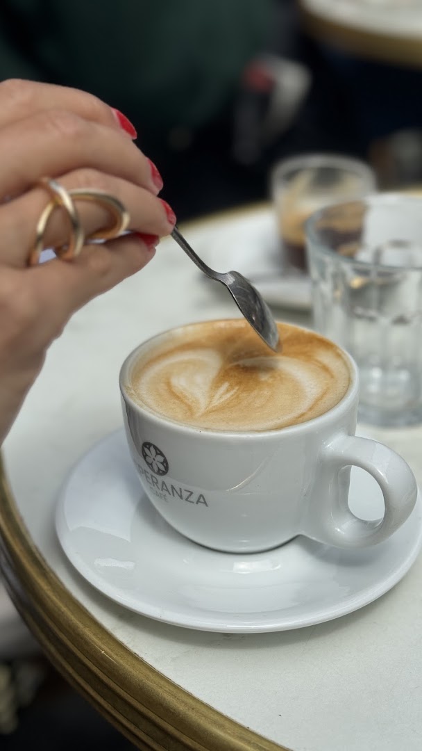 Un café au lait remué à la cuillère